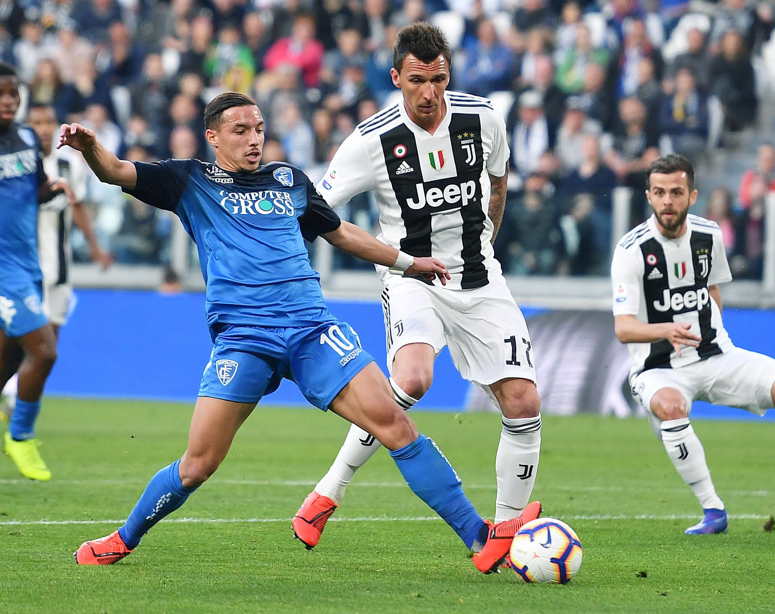 梅西职业生涯获得13座联赛冠军：西甲10冠、法甲2冠、美职联1冠