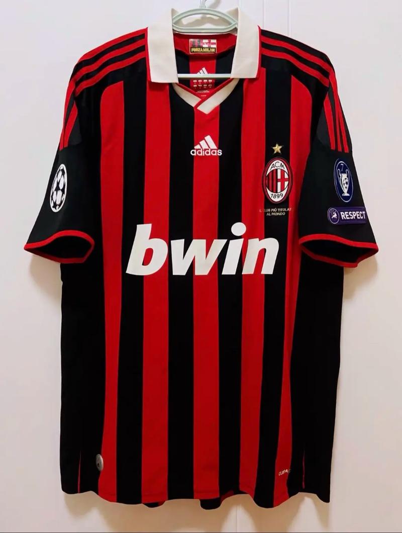 克媒：汉堡进行球衣慈善拍卖，18岁武斯科维奇球衣成标王