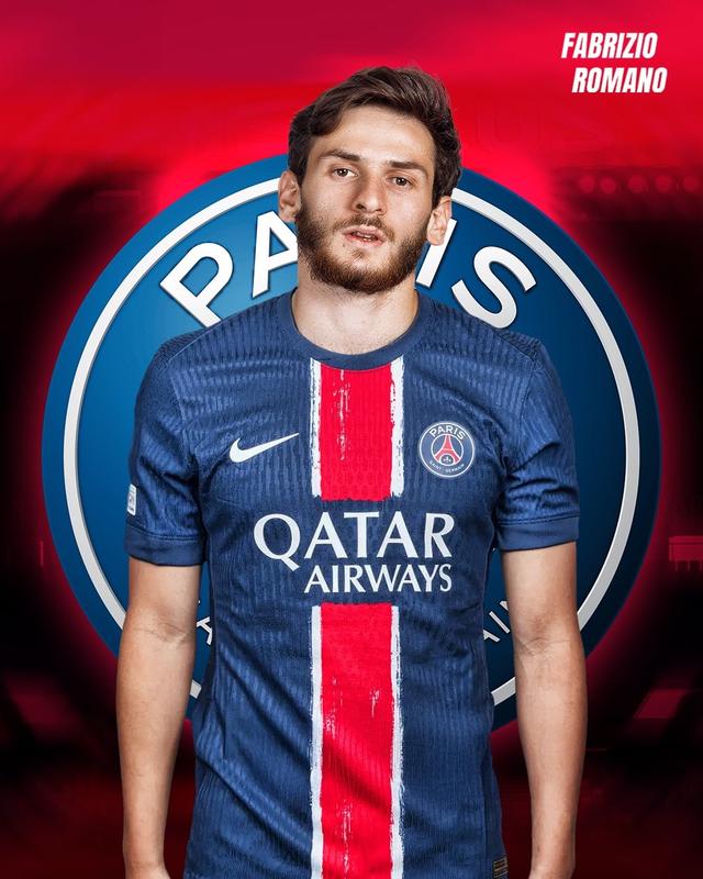 为国出战14次打进1球，尹鸿博获得印有19号的国足纪念球衣