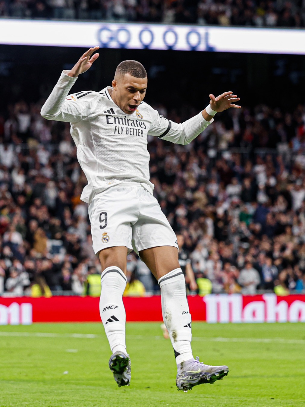 泰州举办“苏超泰州英雄大会”，市民夹道欢迎泰州队将士凯旋